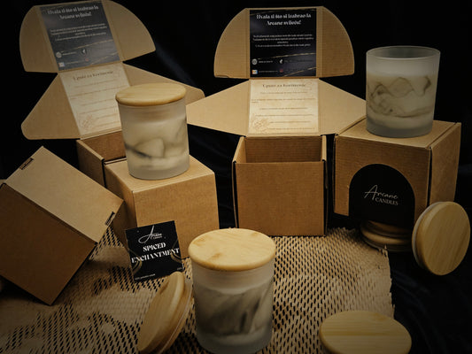 Detaljan pogled na ručno izrađenu Arcane svijeću s prirodnim sojinim voskom i bambus poklopcem