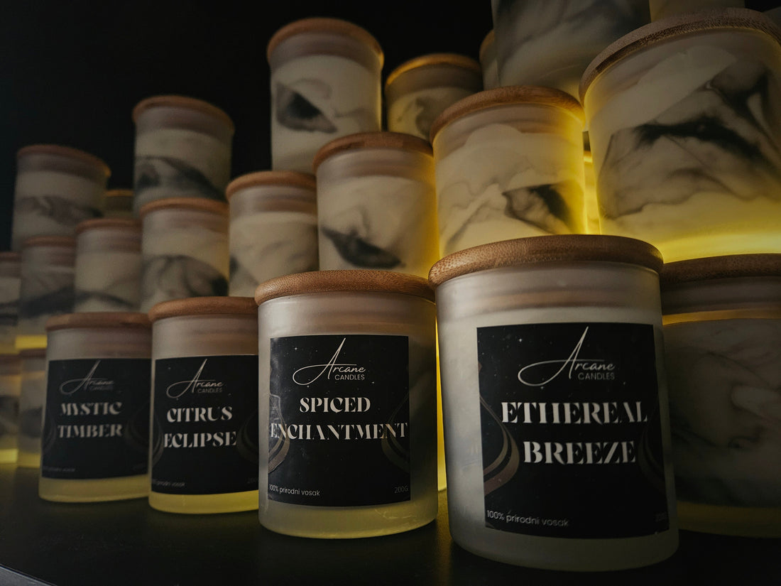 Ručne Arcane svijeće u elegantnim čašama, prikazane u mirnom ambijentu uz toplo svjetlo plamena