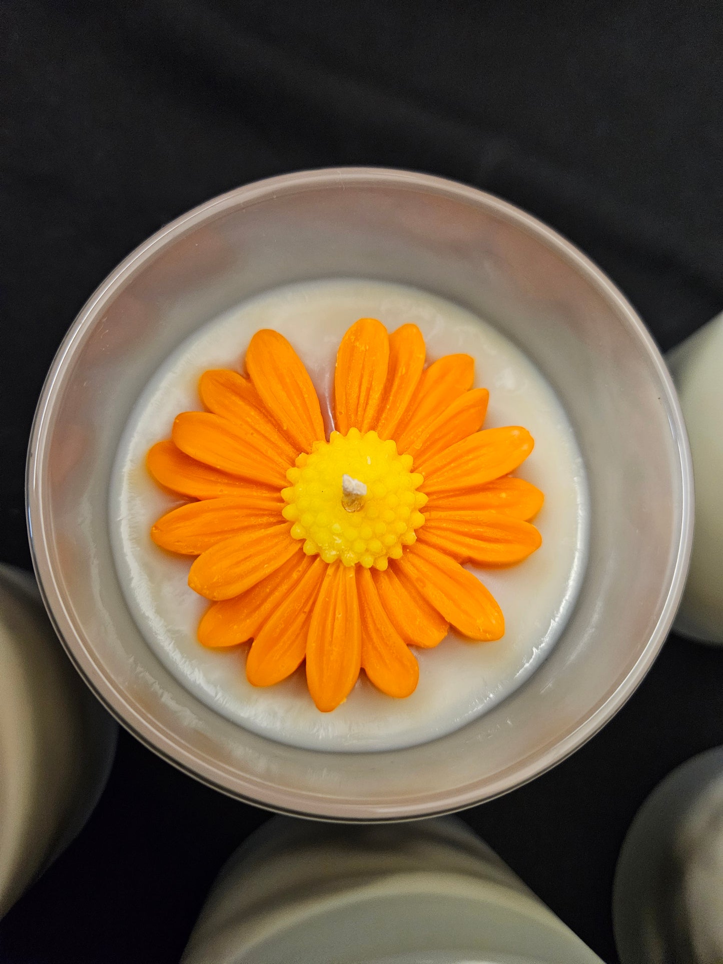 Ručna sojina svijeća u staklenoj posudi s narančastim cvjetnim dizajnom – Arcane