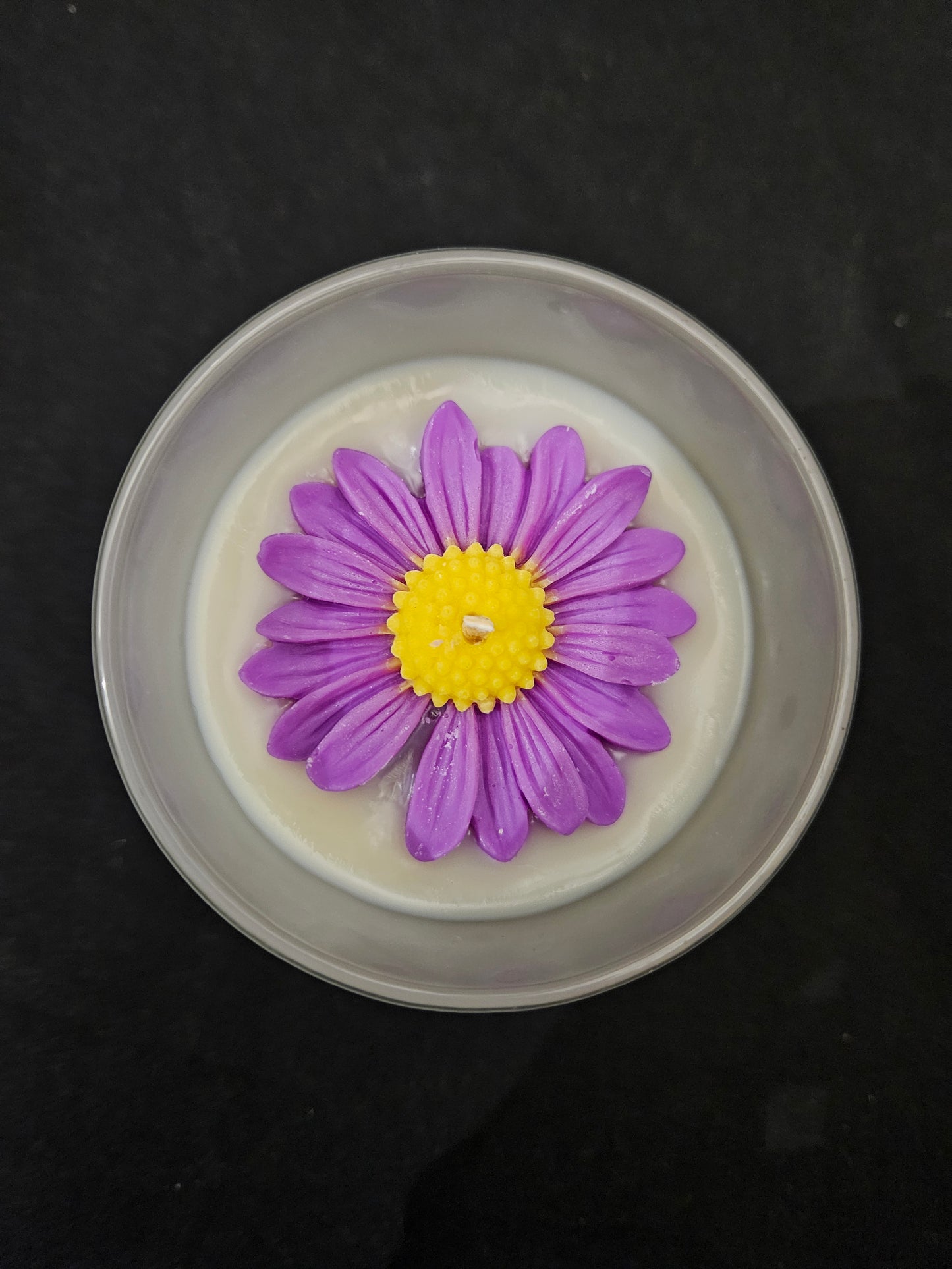 Ručna sojina svijeća u staklenoj posudi s ljubičastim cvjetnim uzorkom – Arcane