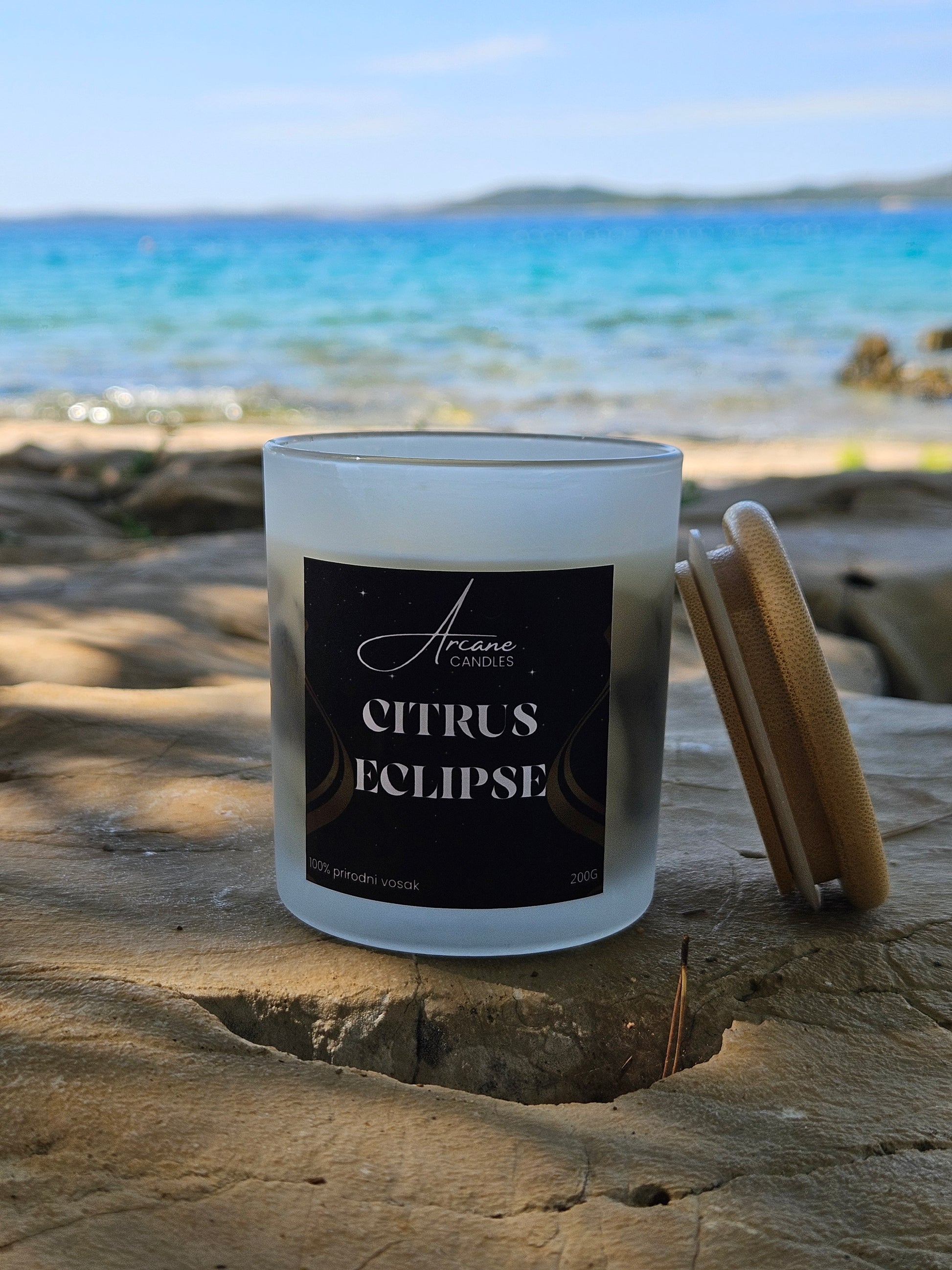 Arcane Citrus Eclipse – svijeća u elegantnom ambijentu, stvara luksuzan i ugodan ugođaj u prostoru