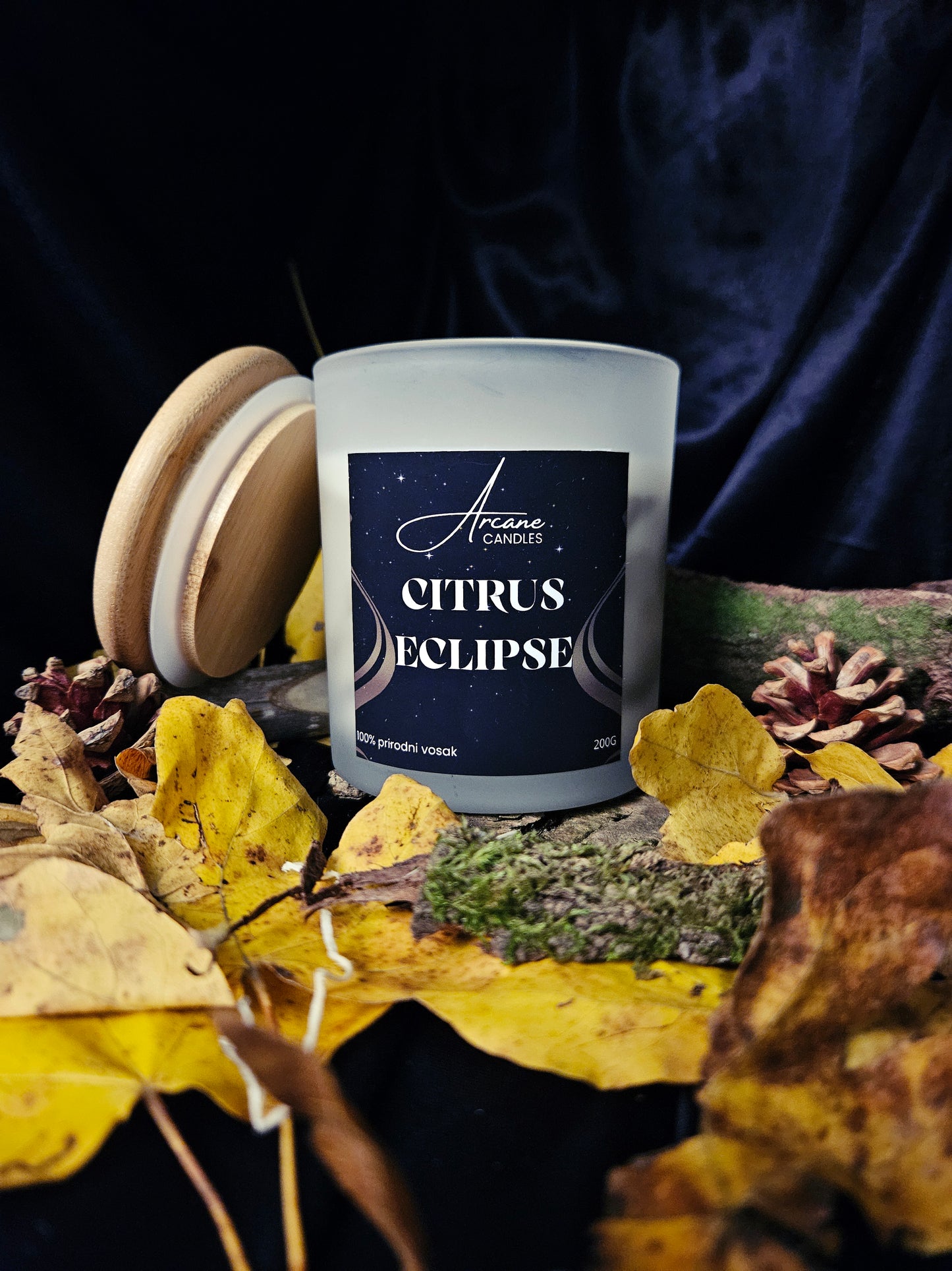 Arcane Citrus Eclipse – bočni prikaz ručno rađene svijeće s mramornim efektom sojinog voska i bamboo poklopcem