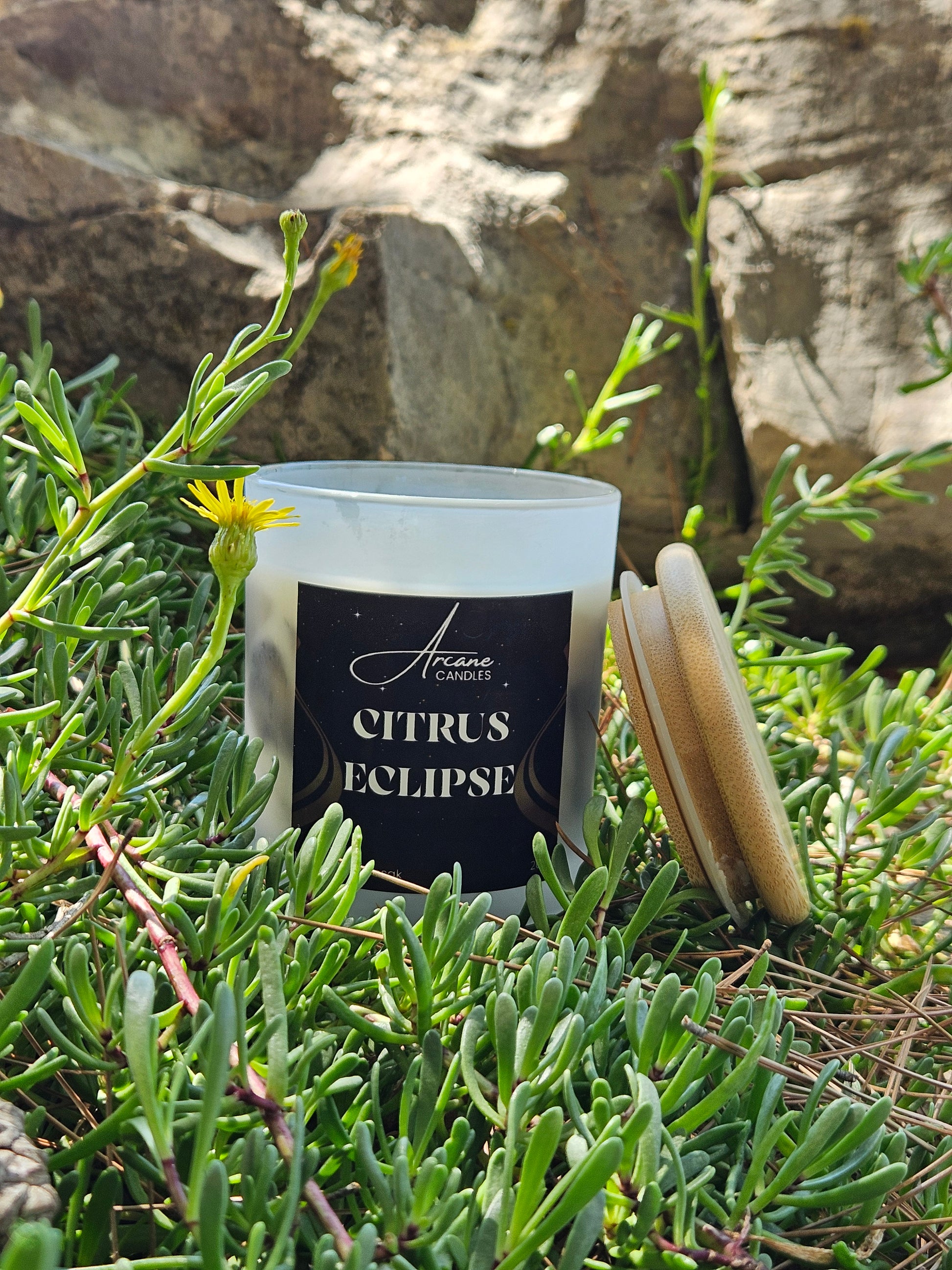 Arcane Citrus Eclipse – detaljan prikaz teksture prirodnog sojinog voska i boja svijeće s mirisom naranče i začina