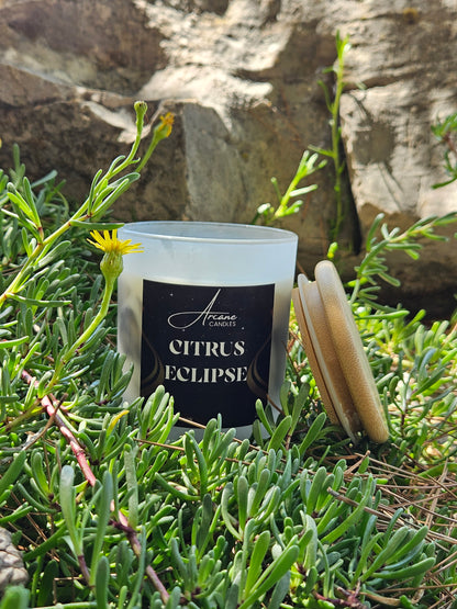 Arcane Citrus Eclipse – detaljan prikaz teksture prirodnog sojinog voska i boja svijeće s mirisom naranče i začina