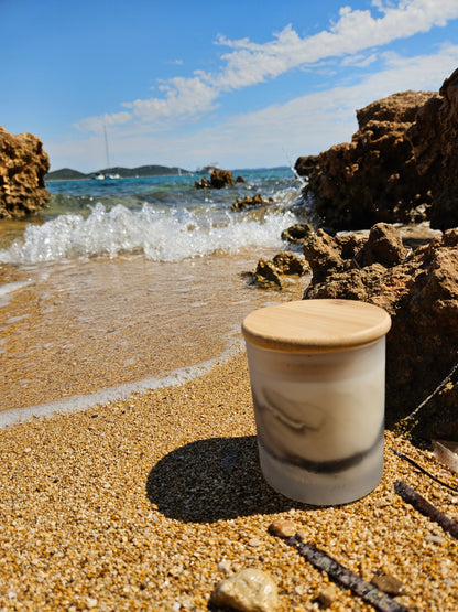 Arcane Citrus Eclipse – ručno rađena mirisna svijeća u prirodnom svjetlu, idealna za aromaterapiju i dekoraciju doma