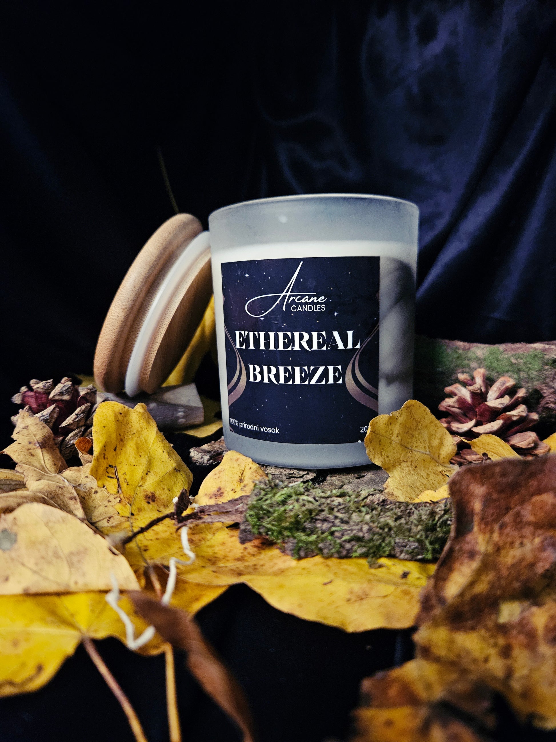 Arcane Peppermint & Eucalyptus – bočni prikaz mirisne svijeće s mramornim efektom voska i bamboo poklopcem, ručna izrada