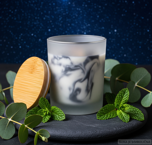 Arcane Peppermint & Eucalyptus – prirodna handmade mirisna svijeća od sojinog voska s osvježavajućim mirisom paprene metvice i eukaliptusa, stvara opuštajuću noćnu atmosferu
