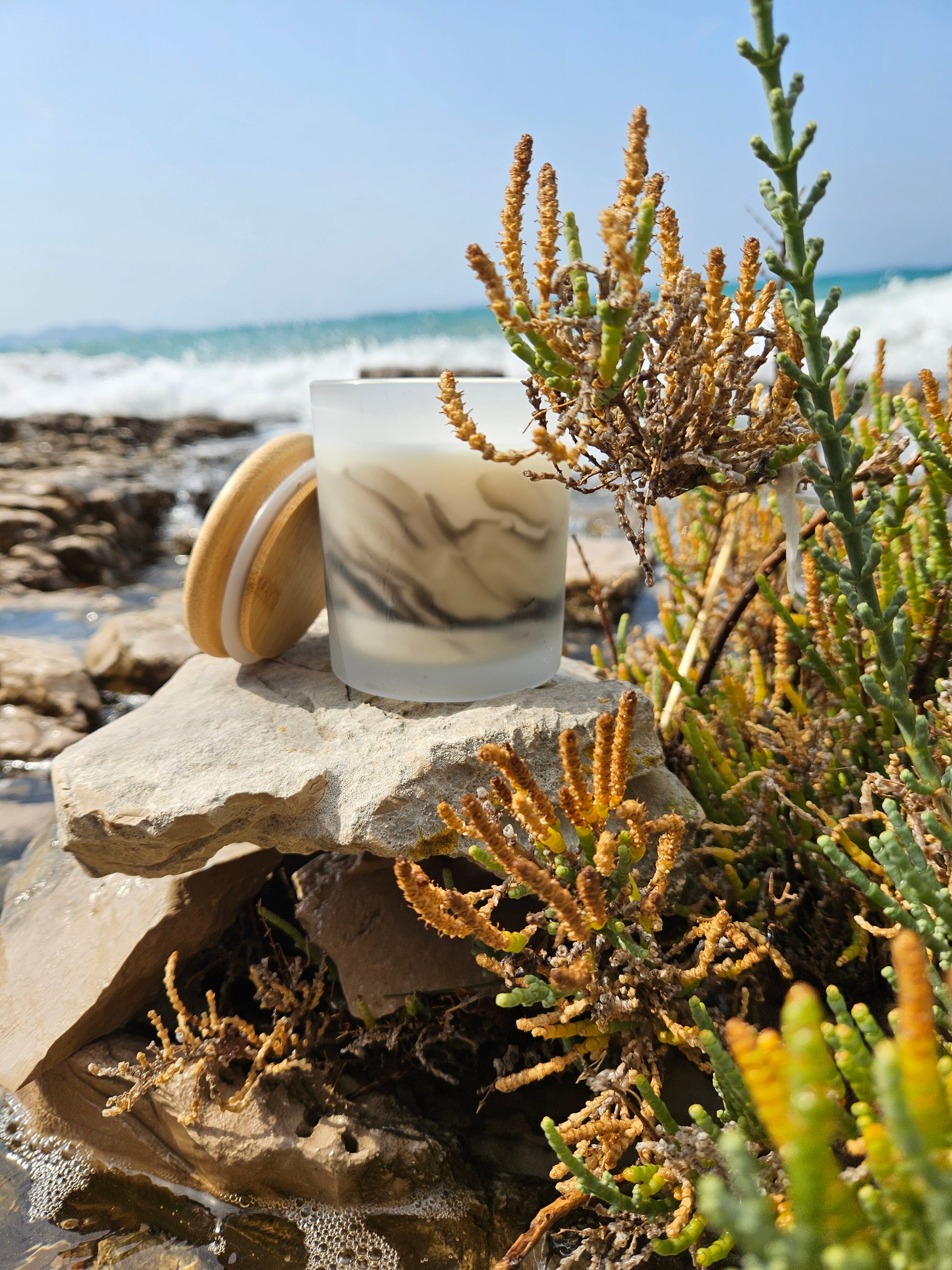 Arcane Peppermint & Eucalyptus – ručno rađena mirisna svijeća u prirodnom svjetlu, naglašava osvježavajući miris metvice i eukaliptusa