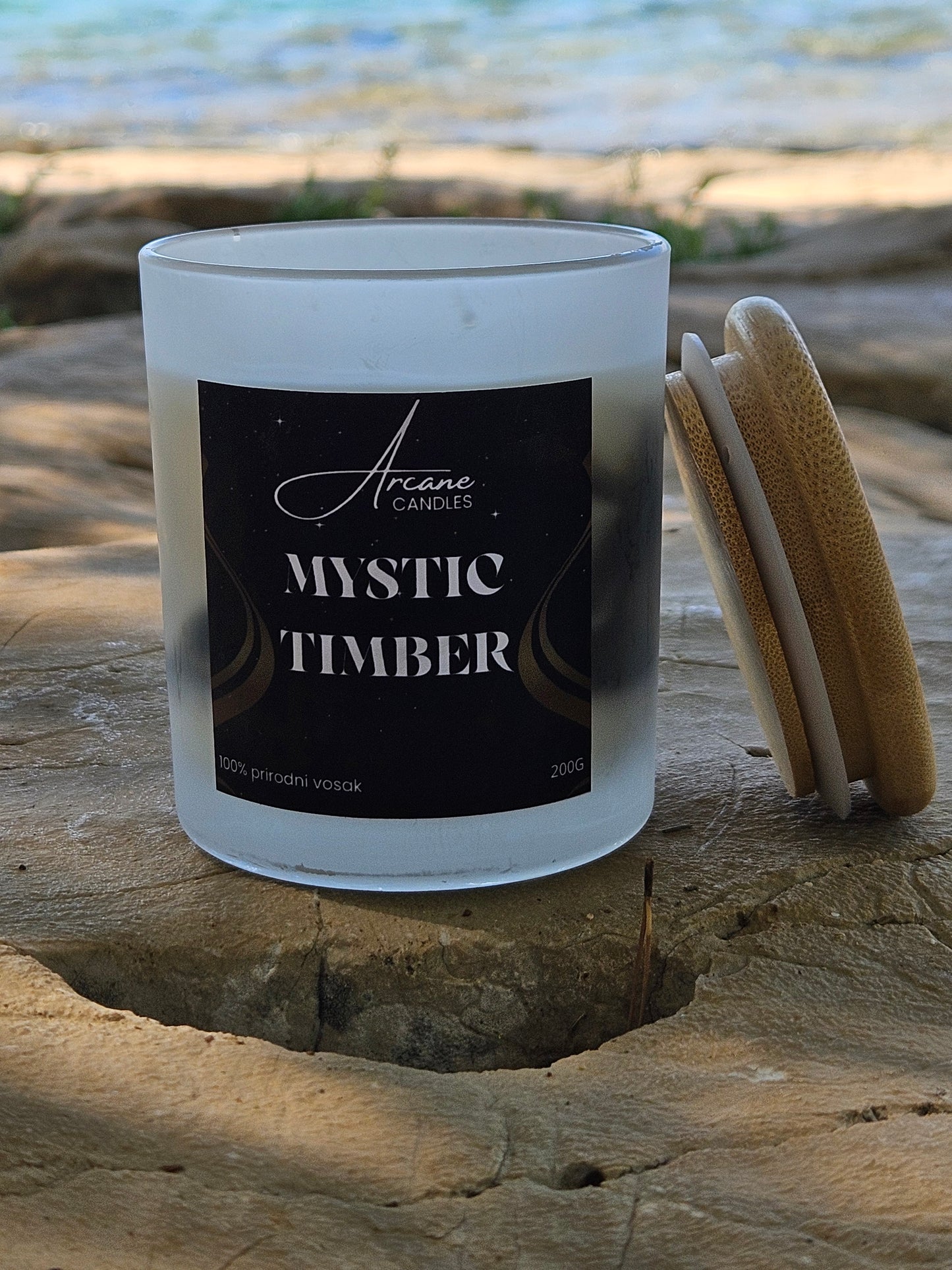 Arcane Sandalwood & Black Pepper – mirisna svijeća u mističnom šumskom ambijentu, idealna za relaksaciju i stvaranje atmosfere