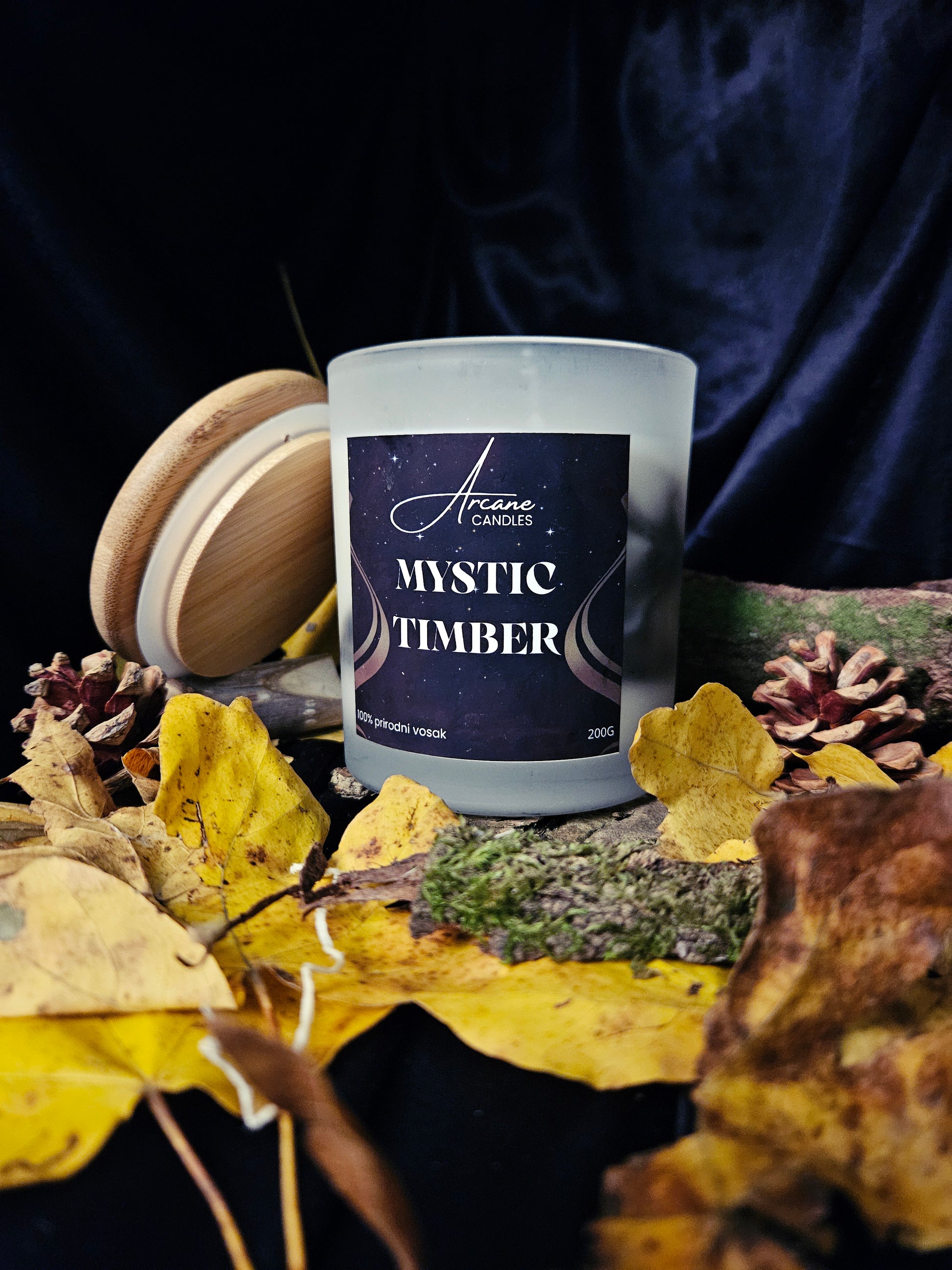 Arcane Sandalwood & Black Pepper – bočni prikaz ručno rađene mirisne svijeće s mramornim efektom voska i elegantnim bamboo poklopcem