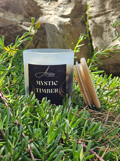 Arcane Sandalwood & Black Pepper – detaljan prikaz teksture prirodnog sojinog voska i boje voska na mirisnoj svijeći