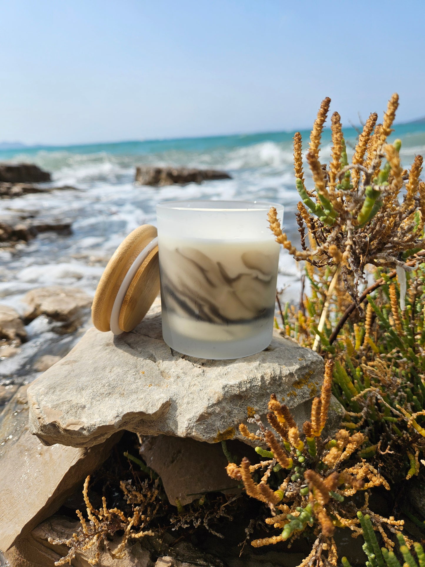 Arcane Sandalwood & Black Pepper – ručno rađena mirisna svijeća u prirodnom svjetlu, naglašava aromu sandalovine i crnog papra