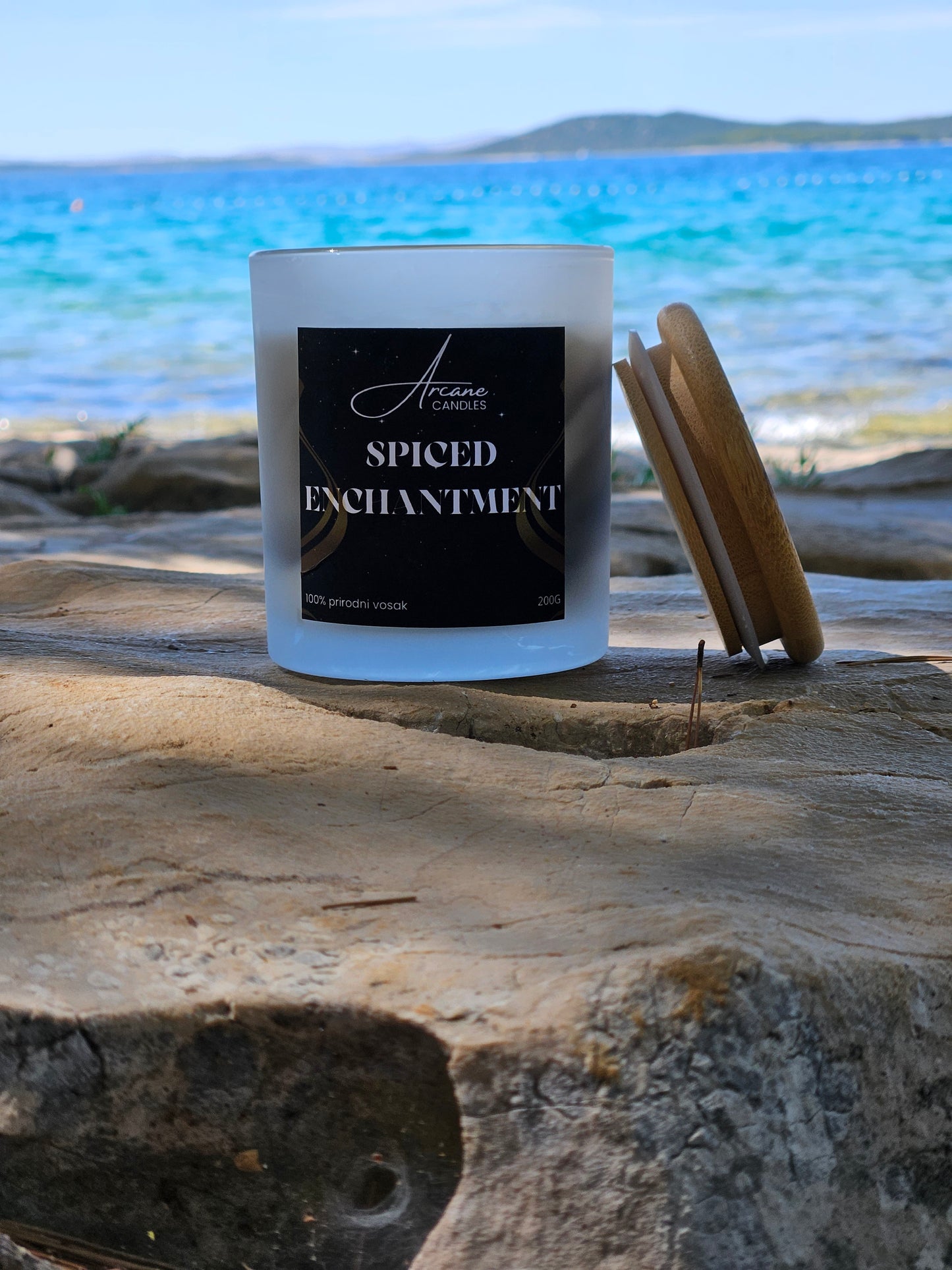 Arcane Spiced Enchantment – mirisna svijeća postavljena u prirodni ambijent, stvara ugodnu atmosferu i dekorativni efekt u domu