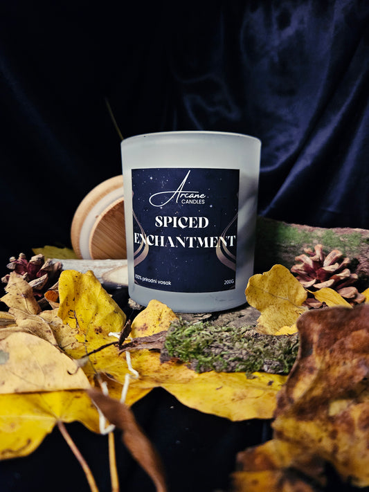 Arcane Spiced Enchantment – ručno rađena mirisna svijeća, bočni prikaz mramornog sojinog voska i elegantnog bamboo poklopca