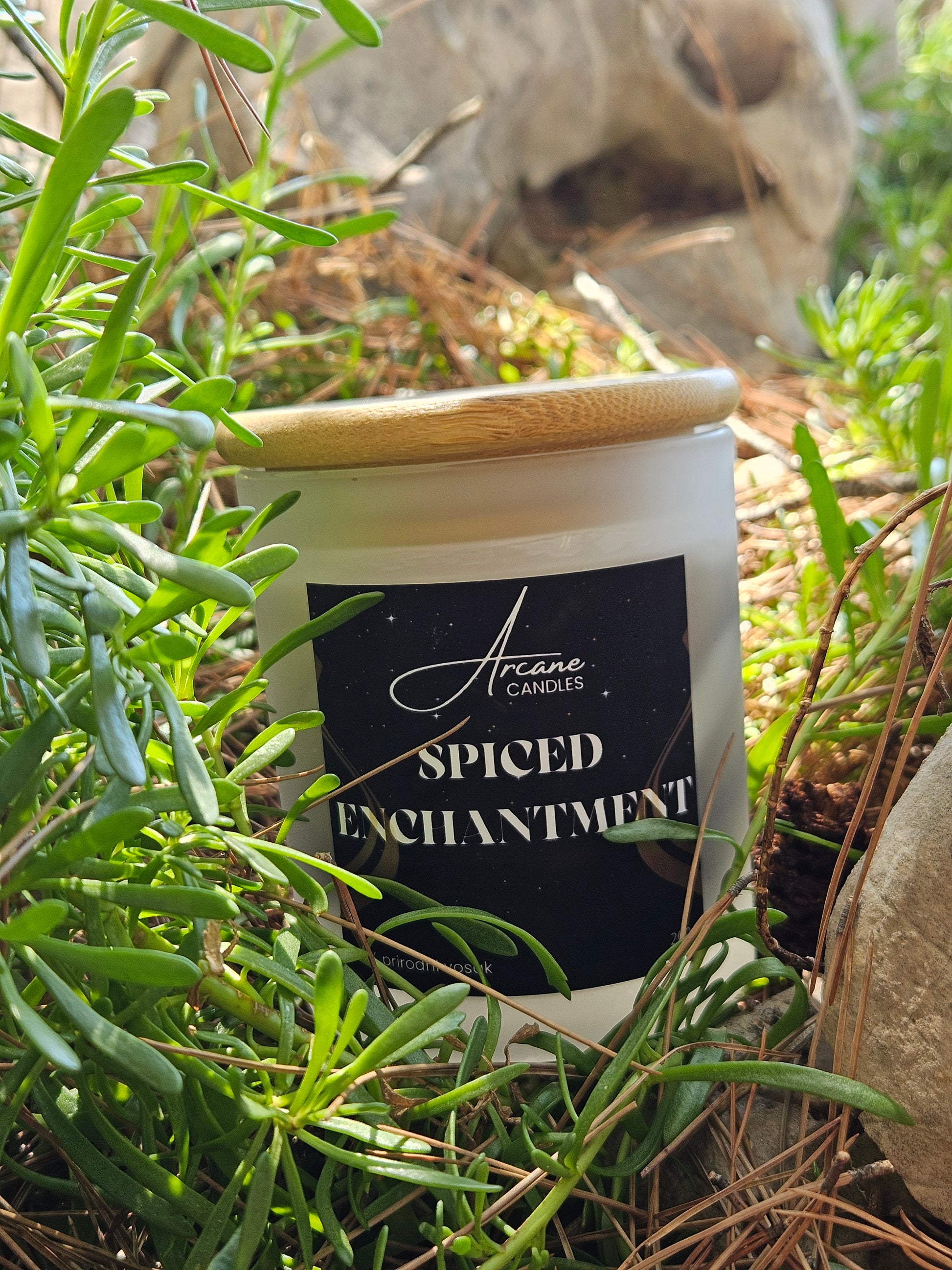 Arcane Spiced Enchantment – detaljan prikaz teksture prirodnog sojinog voska na ručno rađenoj mirisnoj svijeći s mirisom lemongrassa i đumbira