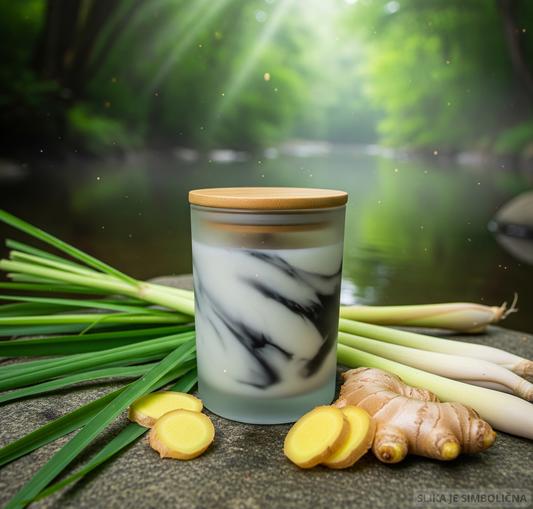 Arcane Spiced Enchantment – prirodna handmade mirisna svijeća od sojinog voska s aromom lemongrassa i đumbira u mramornom efektu, idealna za opuštanje i dekoraciju doma