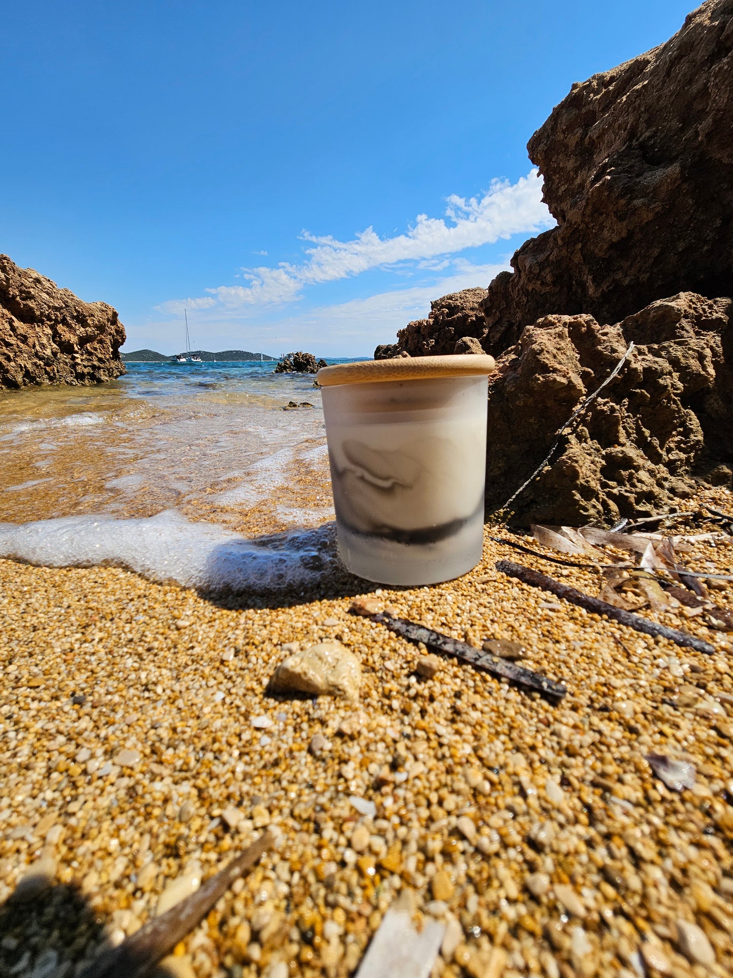 Arcane Spiced Enchantment – ručno rađena mirisna svijeća u prirodnom svjetlu, idealna za relaksaciju i aromaterapiju u prostoru