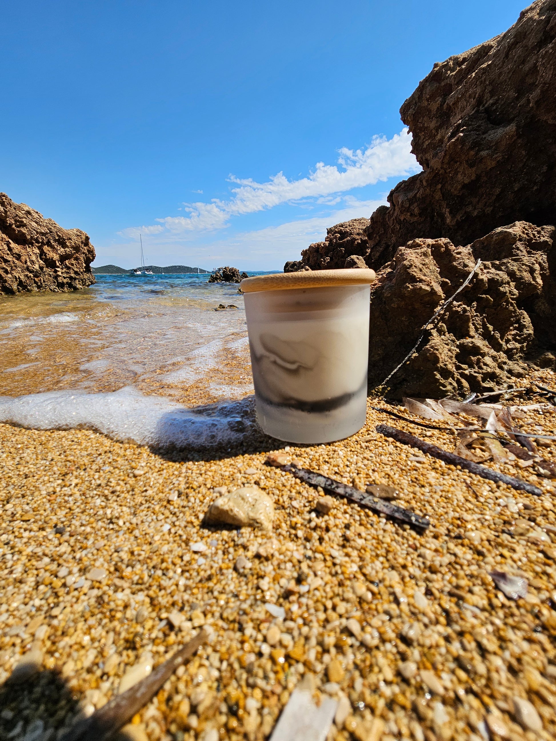 Arcane Spiced Enchantment – ručno rađena mirisna svijeća u prirodnom svjetlu, idealna za relaksaciju i aromaterapiju u prostoru